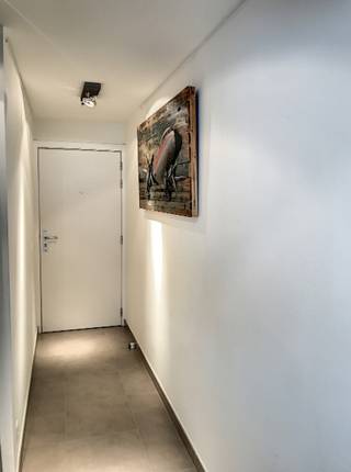 Met plezier stellen we u dit charmant appartement op de 1ste verdieping voor in residentie 'Sint-Hubert', met zijn uitstekende ligging nabij het centrum van Waregem bevindt u zich op wandelafstand van het station, winkels, restaurants en alle voorzieningen die Waregem te bieden heeft. <br /><br />Zijn instapklare toestand zorgt ervoor dat het appartement meteen kan bewoond worden zonder er grote verandering moeten aan gebeurd worden.<br />Het appartement biedt u een ruim terras aan, waar u kan genieten van een aperitief tijdens de warme zomerdagen. <br /><br />Dankzij de inbegrepen kelderberging en ondergrondse autostaanplaats kan u gerust een ganse dag uw auto laten staan &amp; de fiets van stal halen. <br /><br />Dit appartement beschikt over:<br />70 m2 bewoonbare oppervlakte <br />Ruime inkomhal incl. vestiaire<br />Gastentoilet <br />Ruime &amp; lichtrijke leefruimte met zongericht terras<br />Keuken incl. alle toestellen <br />Badkamer incl. inloopdouche en lavabomeubel <br />1 slaapkamer<br />Aparte berging/wasplaats <br />Terras achteraan<br /><br />Bovendien is dit appartement de ideale eigendom als investering of toch op zoek naar een comfortabele woonst? <br />Maak snel uw afspraak &amp; we zien elkaar daar! <br /><br />Voor meer info contacteer ons op 056/60.33.66  "optie 2" kantoor Waregem of 0496/ 286.222