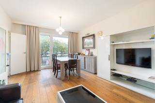 <p>Appartement op Linkeroever in Antwerpen, met vlotte verbinding naar de binnenstad.</p>
<p>Dit appartement in de Halewijnlaan combineert een residentiële ligging op Linkeroever met een goede bereikbaarheid van de Antwerpse binnenstad. Dankzij de praktische indeling en de aanwezige terrassen biedt deze eigendom een interessante basis voor wie graag renoveert naar eigen smaak. De woning beschikt over twee slaapkamers, een lichtrijke leefruimte en een functionele indeling met mogelijkheden om extra meerwaarde te creëren. Bovendien maakt de aantrekkelijke ligging dit appartement ook interessant als investering met verhuurmogelijkheden. Winkels, openbaar vervoer en groene zones bevinden zich in de nabije omgeving.</p>
<p> </p>
<p>Belangrijkste ruimtes:<br />• Woonkamer (22 m²) met aangename lichtinval<br />• Keuken (4,2 m²) uitgerust met gaskookplaat en dampkap<br />• Slaapkamer (13 m²)<br />• Slaapkamer (7 m²)<br />• Badkamer (3,5 m²) met ligbad en toilet<br />• Hal (5,7 m²)<br />• Twee terrassen</p>
<p>Troeven:<br />• Residentiële ligging op Linkeroever met vlotte verbinding naar Antwerpen<br />• Ideale renovatiekans om naar eigen smaak af te werken<br />• Interessant appartement met potentieel voor verhuur</p>
<p> </p>
<p>Neem vandaag nog contact op met je ERA-makelaar voor een bezoek.</p>
<p>JOUW DROOMAPPARTEMENT. ZO GEVONDEN!</p>
