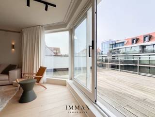 Deze exclusieve penthouse, met zijn uitzonderlijke breedte en riante terrassen, is ideaal gelegen op een toplocatie vlakbij de zee en de Lippenslaan. Het appartement beslaat een volledige verdieping en verwelkomt u via een inkomhal die uitgeeft op een ruime en lichtrijke leefruimte met open keuken. Vanuit deze leefruimte heeft u directe toegang tot het uitzonderlijk groot westgericht terras vooraan, waar u in alle rust en privacy kunt genieten. Verder beschikt het appartement over drie volwaardige slaapkamers, elk met toegang tot het terras achteraan. De master bedroom is voorzien van een ensuite badkamer. Daarnaast is er een aparte douchekamer, wat zorgt voor extra comfort. <br />De volledige renovatie was in 2023. Sindsdien werd het nauwelijks gebruikt dus alles ruikt nog naar nieuw.<br />Het appartement werd ook voorzien van ingebouwde airconditioning.<br /><br />Dit unieke en prachtige appartement werd met uitzonderlijke zorg en een verfijnd oog voor detail afgewerkt, waarbij hoogwaardige materialen en een harmonieuze afwerking centraal staan. Elk element werd doordacht gekozen om een gevoel van comfort, elegantie en tijdloze klasse te creëren. Bovendien geniet het appartement van een absolute toplocatie, waar rust, bereikbaarheid en een aangename leefomgeving perfect samenkomen.<br /><br />Kelderberging inbegrepen en mogelijkheid tot aankoop van een tandem (2) autostaanplaatsen in dezelfde residentie.<br />Stedenbouwkundig uittreksel in aanvraag.<br /><br />Aarzel niet om ons te contacteren voor meer info: tel.: 050 62 44 14 of via knokke@immax.be