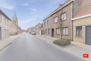 <strong>Adres: Bikschotestraat 110 - 8920 Bikschote</strong><br /><br />Op slechts 10 minuten van het centrum van Ieper en in de nabijheid van Langemark bevindt zich deze te renoveren woning, gelegen in het landelijke Bikschote. De woning beschikt momenteel over 3 slaapkamers en biedt, dankzij de extra verdieping, de mogelijkheid tot het creëren van nog 2 bijkomende slaapkamers. Hieronder vindt u de indeling en enkele troeven van het pand.<br /><br /><strong>Indeling</strong>
<ul>
	<li>Gelijkvloers: inkomhal (10 m²), ruime woon- en eetkamer (37 m²), keuken (24 m²), hal en badkamer (5,5 m²) uitgerust met douche, enkele wastafel en een apart toilet.</li>
	<li>1ste verdieping: nachthal (10 m²) met 3 slaapkamers (15 m², 12 m² en 12 m²).</li>
	<li>2de verdieping: zolderruimte (30 m²) met uitbreidingsmogelijkheden.</li>
</ul>
<br /><strong>Kenmerken </strong>

<ul>
	<li>Zuidwestgerichte koer</li>
	<li>Renovatieplicht van toepassing (na isolatie van het hellend dak en vervanging van de enkele beglazing kan hieraan voldaan worden)</li>
	<li>Elektriciteit niet conform en 1 asbestmateriaal te verwijderen (rookgaskanaal)</li>
</ul>
<br />Benieuwd naar de indeling? Check zeker <strong>onderstaande video</strong>. <br />Link: https://youtube.com/shorts/U3f90GCmt9o<br /><br />Meer informatie of een vrijblijvend bezoek?<br />Contacteer Eden op 0470 43 78 21 of mail info@minthus.be.