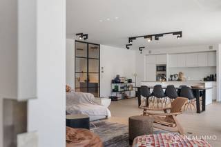 In Residentie Steelander in Harelbeke bevindt zich dit ruim en kwalitatief afgewerkt appartement van maar liefst 169 m². Het appartement dateert uit 2012 en is rustig gelegen, met een vlotte verbinding naar belangrijke invalswegen.<br /><br /><u><strong>Indeling</strong></u><br />Via de royale inkomhal, voorzien van een gastentoilet en praktische berging, kom je in de ruime leefruimte met open keuken. De volledig uitgeruste keuken en leefruimte vormen samen een aangename open space van maar liefst 70 m². Dankzij de grote raampartijen geniet je hier van veel lichtinval en een mooi zicht op het domein met vijver. Aansluitend bevindt zich de eerste slaapkamer, die momenteel ingericht is als bureauruimte. Vanuit de leefruimte is er toegang tot het ruime terras aan de voorzijde van maar liefst 31 m², waar je volop geniet van het groene domein en het zicht op de vijver.<br /><br />Het nachtgedeelte omvat de twee overige slaapkamers. De eerste slaapkamer beschikt over een eigen douche en lavabo. De masterbedroom is royaal ingericht en beschikt over een praktische dressing en een eigen badkamer met zowel een bad als een douche.<br />Aan de achterzijde van het appartement bevindt zich nog een tweede terras van 11 m², waardoor je zowel vooraan als achteraan over een aangename buitenruimte beschikt.<br /><br /><u><strong>Technisch</strong></u><br />Het appartement werd gebouwd in 2012, beschikt over een EPC-label B en wordt verwarmd met vloerverwarming op aardgas. Dankzij het hoogrendementsglas geniet je van een aangenaam wooncomfort. Verder is er een alarmsysteem, domotica en ingebouwde ledspots aanwezig.<br /><br /><u><strong>Troeven</strong></u>
<ul>
<li>172 m² woonoppervlakte waarvan 70 m² leefruimte</li>
<li>31 m² terras met zicht op de vijver aan de voorzijde, een terras van 11m² aan de achterzijde</li>
<li>3 slaapkamers</li>
<li>2 badkamers en dressing</li>
</ul>
Mogelijkheid tot bijkopen van 2 garages aan €35.000 per garage.<br /><br />Meer info of een bezoek ter plaatse? Contacteer Beau op 0494 52 19 62 of via beau@real-immo.be.