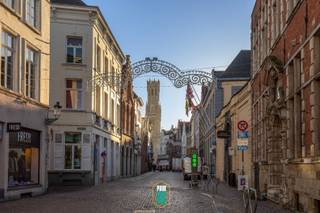 * Opniew te koop wegens niet vervullen opschortende voorwaarden * <br />Een typisch Brugs trapgevelpand met elementen die terug gaan tot de 17e eeuw.<br />Je komt er binnen in een ruime, verzorgde moderne, commerciële, kantoor- of praktijkruimte, in 2 delen gescheiden door het trappenhuis. Daarachter vind je de medewerkersruimte met keukenblok en toilet en de zijuitgang via de Palmstraat.<br />Boven is er een aangename grote leefruimte en een slaapkamer met wastafel, op de dakverdieping is er een authentieke zolder.<br />Het pand is altijd zeer zorgvuldig onderhouden en er zijn heel wat renovaties gebeurd, het dak is volledig vernieuwd met onderdak, goedgekeurde elektriciteit, verwarmingsketel + boiler, septische put, kelder afgewerkt en geschilderd,..<br />Het gebouw is volledig onderkelderd en beschikt zo over een grote, droge, bruikbare ruimte.<br />Een pand met vele mogelijkheden in het hartje van de Brugse binnenstad op een zeer zichtbare en druk bezochte locatie. De ramen in de zijgevel kunnen terug opengemaakt worden, een aparte ingang,... Ideaal voor commerce, kantoor, vrij beroep,...