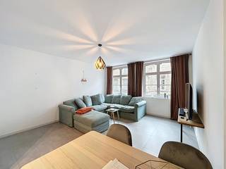 Gemeubeld, modern 1-slaapkamerappartement in hartje Brugge met lichtrijke woonkamer, ingerichte keuken, ruime slaapkamer met terras, badkamer en fietsenberging.Met restaurants, winkels en alle voorzieningen direct voor de deur, ervaart u hier wonen met maximaal comfort.Indeling:1°V: inkomhal die uitgeeft op de ruime woonkamer (20 m²) – volledig ingerichte en praktische keuken met inductiekookplaat, combi-oven, koelkast met diepvriesvak en vaatwasser (9 m²) – één ruime en lichtrijke slaapkamer (11 m²) – moderne badkamer met inloopdouche en toilet (9 m²) – gemeenschappelijke fietsenberging.- Huurprijs: €800,00/maand- Provisie gemeenschappelijke kosten: €50,00/maand- Onmiddellijk beschikbaarDe snelste manier om een bezoek te brengen aan dit pand? Vraag je bezoek aan via de roze knop op onze website (www.dewaele.com) en je wordt gecontacteerd door één van onze verhuurexperten.