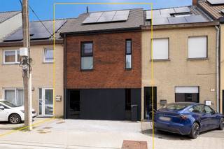 <p>BEZOEKDAG 13 AUGUSTUS 2026 - enkel op afspraak<br />Deze modern gerenoveerde woning, met gunstig EPC A(!), heeft 3 slaapkamers en is bijzonder rustig gelegen in deze eenrichtingstraat nabij centrum Melle.<br />Vooraan de woning is er mogelijkheid om 1 wagen op het perceel voor de woning te parkeren of een voortuin aan te leggen.</p><p>Op het gelijkvloers heeft de woning een inkomhal (met apart toilet) die toegang geeft naar de wasplaats (incl. fietsenberging) en de achterliggende zeer lichtrijke leefruimte. In de leefruimte vinden we centraal de open geïnstalleerde keuken (incl. vaatwasser - kookplaat - dampkap - oven en microgolfoven). Aansluitend bij de keuken is er een ruime berging. Door de grote ramen in de achtergevel loopt de leefruimte vloeiend voort in het terras met aansluitend de Oost georiënteerde tuin. Op de eerste verdieping vinden we 2 slaapkamers en een douchekamer met toilet. Op de bovenste bouwlaag bevindt zich de masterbedroom met een ensuite ligbad.</p><p>Deze woning werd doordacht gerenoveerd in 2017 met oog voor moderne woonnormen en toekomstgerichte energiezuinigheid. Praktische details, zoals de aparte fietstoegang, tonen aan dat er ook aan hedendaags wooncomfort gedacht is. Het centrum en het station van Melle zijn op wandelafstand. Op amper 25min fietsen van centrum Gent.</p><p>EPC A(!)<br />Elektriciteit conform<br />1 parkeerplaats<br />12 zonnepanelen<br />Verwarming CV gas<br />Hoogrendementsglas<br />Instapklaar met ruimte voor persoonlijke kleuraccenten</p><p>Kortom, deze doordachte totaal gerenoveerde woning is klaar voor de toekomst. Kom je deze woning graag ontdekken? Aarzel niet om ons te contacteren via 0479/ 46. 26. 52.</p>
