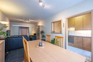 Op wandelafstand van het centrum, winkels, scholen en openbaar vervoer bevindt zich dit instapklare gelijkvloers appartement met ruim terras/tuin...