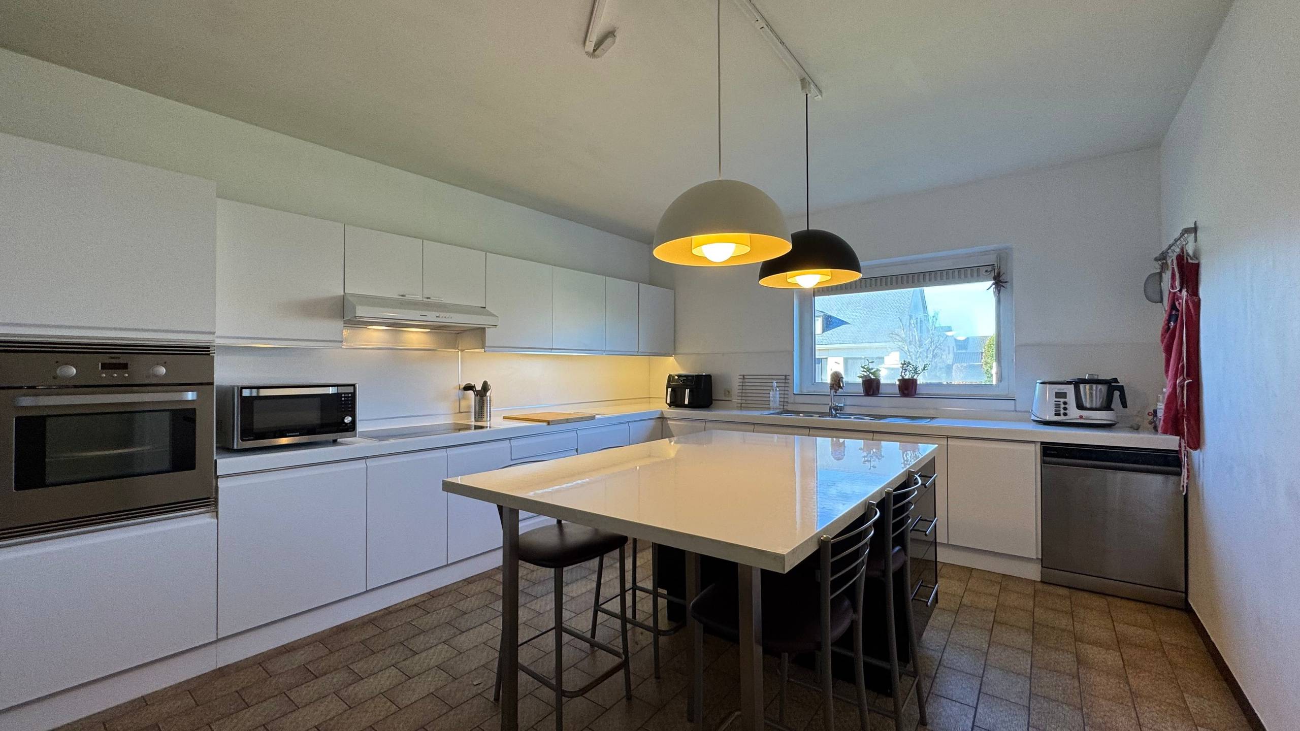 Ruim gelijkvloersappartement met 2 slaapkamers en zonnige tuin te Eeklo. - foto 4