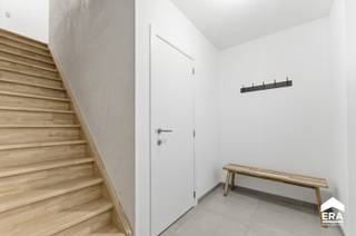 Over de woningDeze recente, instapklare en energiezuinige halfopen woning (EPC A) biedt modern wooncomfort met zonnepanelen, conforme elektriciteit...