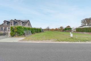 Ontdek deze prachtige bouwgrond aan de Weg naar de Grauwe Steen, ideaal voor wie ruim, rustig en groen wil wonen. Lot 1 beschikt over een noordwestelijke oriëntatie en een P-score A, de meest gunstige score op de waterkaart.<br /><br />Het perceel is perfect geschikt voor een ruime open bebouwing. Je kan bouwen met een bouwbreedte van 8,41 m en een diepte van 17 m op het gelijkvloers. Op de verdieping is 12 m diepte toegestaan. Zowel een plat als hellend dak behoort tot de mogelijkheden. Je bent bovendien niet verplicht het maximale bouwvolume te benutten – creativiteit is welkom!<br /><br />Achter het perceel liggen twee weides (lot 3 en lot 4) die optioneel kunnen worden mee aangekocht.<br /><br />- Aankoop lot 3: 10a54ca extra perceel<br />- Aankoop lot 3 + lot 4: 21a10ca extra perceel<br /><br />Een unieke kans voor dierenliefhebbers, tuinliefhebbers of rustzoekers die dromen van extra buitenruimte.<br /><br />De omgeving biedt tal van wandel- en fietsroutes, met o.a. de Zolderse Mijnterril op wandelafstand. Het perceel maakt deel uit van een verzorgde verkaveling en biedt een prachtig, open uitzicht op het achterliggende landschap. Scholen, winkels en andere faciliteiten in de buurt. <br /><br />Interesse?<br />Contacteer Sabine: T 0485 47 99 71 of sabine.janssens@living-stone.be.