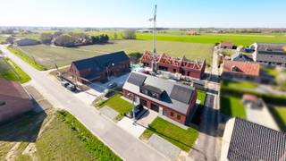 <span><span><span>Prachtig wonen in alle rust en toch dicht bij het centrum van Langemark-Poelkapelle en vlotte verbinding naar steden als Diksmuide, Ieper en Poperinge.<br />Nieuwbouwproject '<strong>De Mangelaar' </strong>is een <strong>unicum op de markt</strong>. De woningen zijn gerealiseerd door ontwikkelaar <strong>Leoliz</strong> </span></span></span><span><span><em>(Nieuwbouwontwikkelaar, die met heel wat ervaring in de bouw, zijn klanten graag persoonlijk begeleidt doorheen het bouwtraject)</em></span></span><span><span><span><span>.</span></span><br /><br /><span>In de ontwerpfase werd de nodige aandacht besteed aan <strong>het ruimtelijke gevoel </strong>in de woning en dit in combinatie met toepassing van energiezuinige technieken en duurzame materialen bekomen we zo een uniek aanbod binnen het nieuwbouwsegment. We kunnen u woningen aanbieden met maar liefst <strong>220m²</strong> aan bewoonbare oppervlakte en er is keuze uit aanbod met <strong>3 tot zelfs 5 ruime slaapkamers</strong>. Wagens krijgen plaats in een inpandige <strong>garage of een ruime carport </strong>gekoppeld aan de woning.</span><br /><br /><span>Er werd gekozen om de woningen af te werken met <strong>vloerverwarming (zowel beneden als boven)</strong>, koppeling met een warmtepomp behoort tot de mogelijkheden. Voor ventilatie werd gekozen voor <strong>systeem D</strong>, dus met warmterecuperatie. In het lastenboek merk je snel op dat de nodige aandacht is besteed om voor de afwerking van de woning te kiezen voor <strong>kwaliteit</strong>. De budgetten vooropgesteld voor badkamer, keuken en vloeren dekken ruim de noden en kunnen op heden nog volledig verder gepersonaliseerd worden.   </span><br /><br /><span>Het project 'De Mangelaar' zal in verschillende fases gebouwd worden, iedere fase gekenmerkt door een eigen opleveringsdatum.<br />Op heden zijn de werken gestart voor woning 1 en 2 (koppelwoningen langs de Mangelaarstraat).</span><br /><span>Het project zal vervolgens verder gerealiseerd worden met 2 rijwoningen en 4 halfopen bebouwingen met als kers op de taart <strong>één alleenstaande villa </strong>op een perceel van maar liefst <strong>726m²</strong>.</span><br /><br /><u><strong><span>Groen wonen:</span></strong></u><br /><span>De woningen zijn allen gebouwd volgens de <strong>BEN</strong>-normering, vanuit de vergunning dient een energielabel bekomen te worden lager dan E25. Dit betekent ook dat u een <strong>korting geniet van 50% op uw onroerende voorheffing gedurende de eerste 5 jaar.</strong> In samenspraak met de bouwheer kan echter ook een volledige vrijstelling bekomen worden, mits enkele extra aanpassingen bovenop de standaard (extra zonnepanelen,…).</span><br /><br /><strong><u>Troeven van deze woning:</u></strong></span></span>
<ul>
	<li><span><span><span><span><span><span><span><span><span><span><span><span>Woningen met 5 <strong>ruime</strong> slaapkamers (één slaapkamer op het gelijkvloers);</span></span></span></span></span></span></span></span></span></span></span></span></li>
	<li><span><span><span><span><span><span><span><span><span><span><span><span>Uniek<strong> </strong>perceel met <strong>panoramische verzichten</strong>;</span></span></span></span></span></span></span></span></span></span></span></span></li>
	<li><span><span><span><span><span><span><span><span><span><span><span><span>Zolder als extra bergruimte te gebruiken;</span></span></span></span></span></span></span></span></span></span></span></span></li>
	<li><span><span>Woonkamer beschikt over een open vide tot op eerste verdiep; </span></span></li>
	<li><span><span><span><span><span><span><span><span><span><span><span><span>Vloerverwarming (beneden en boven);</span></span></span></span></span></span></span></span></span></span></span></span></li>
	<li><span><span><span><span><span><span><span><span><span><span><span><span>Ventilatiesysteem D;</span></span></span></span></span></span></span></span></span></span></span></span></li>
	<li><span><span><span>Zonnepanelen;</span></span></span></li>
	<li><span><span><span>Regenwaterput (7.000 tot 10.000L);</span></span></span></li>
	<li><span><span><span><span><span><span><span><span><span><span><span><span>Ruime berging gekoppeld aan carport en tuin;</span></span></span></span></span></span></span></span></span></span></span></span></li>
	<li><span><span><span><span><span><span><span><span><span><span><span><strong>Avondzon in de tuin</strong>;</span></span></span></span></span></span></span></span></span></span></span></li>
	<li><span><span><span>Ruime carport voor 2 wagens + oprit;</span></span></span></li>
	<li><span><span><span>Terras en tuinafsluiting inbegrepen in prijs;</span></span></span></li>
</ul>
<span><span><span>Op heden vrije keuze in de materialen, afwerking op maat. </span></span></span><br /><br /><strong>WENS JE EEN BROCHURE VAN DIT PROJECT TE BEKOMEN?</strong> (incl. alle verkoopplannen, lastenboek en totaalprijs), neem dan snel contact op met één van onze makelaars. <br /><br /><span><span><span>Deze energiezuinige nieuwbouwwoningen zijn ook uiterst geschikt als <strong>opbrengsteigendom. </strong></span><br /><br /><span><em>De oplevering van deze nieuwbouwwoningen zal gebeuren in verschillende fases.</em><br /><em>Eerste fase oplevering voorzien midden/najaar 2024. </em></span></span></span>