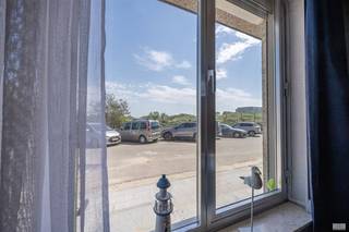 Appartement en rez-de-chaussée, situé au calme près de la digue de mer et à proximité d'un centre commercial. Il comprend : un hall d'entrée, un séjour, une cuisine semi-ouverte, une salle de bains avec douche, une toilette séparée, une chambre et une cave privative. L'appartement est vendu meublé.