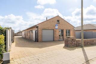 Vrijstaande bungalow-villa op een prachtig perceel van maar liefst 847 m² met een optimale zuidwest oriëntatie. Op het perceel zijn er 2 garages (waarvan 1 inpandig) en heel wat parkeergelegenheid voor en naast het huis. De tuin is groot, zonnig en beschikt over de nodige privacy. Achteraan kunt u genieten van mooie zichten op de achterliggende velden.<br />Als kers op de taart een vergund zwembad in de tuin (op heden niet in gebruik).<br /><br />Deze laagbouw villa is voorzien van 4 slaapkamers en bevindt zich op een rustige locatie, met aan de overzijde een mooi speelplein. Kortom: een absoluut topaanbod voor gezinnen met kinderen!<br /><br />Indeling: inkomhal aan de zijkant van het huis met rechtstreekse verbinding naar de eerste garage, een aangename leefruimte met een volledig ingerichte open keuken, een veranda met toegang tot de tuin. Verder nog een ruime badkamer en 4 volwaardige slaapkamers (waarvan 1 met dressing). Grote buitenruimte met veel plaats en veel potentieel.<br /><br />Geschikt voor jong en oud aangezien alles zich op het gelijkvloers niveau bevindt.<br />Geen renovatieplicht dankzij het energielabel D.<br /><br />Bezoeken of meer informatie?<br />Contacteer Sacha Vanrafelghem op GSM 0487/43.79.10.