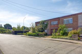 Deze gezinswoning met vijf slaapkamers bevindt zich op een toplocatie in een groene en rustige omgeving nabij Roeselare. Scholen, winkels en belangrijke verbindingswegen bevinden zich op korte afstand, terwijl ook het centrum vlot bereikbaar is met de fiets.Op het gelijkvloers komt u binnen via de inkomhal met gastentoilet. De ruime en lichtrijke leefruimte met open haard vormt het hart van de woning en biedt een gezellige sfeer. Aansluitend bevindt zich een afzonderlijke bureauruimte met directe toegang tot de inkomhal, ideaal voor een vrij beroep of thuiswerk. Verder beschikt de woning over een ingerichte keuken met eethoek, een dubbele garage, een praktische wasplaats en extra bergruimte.Op de eerste verdieping bevindt zich de nachthal die toegang geeft tot vijf volwaardige slaapkamers, waarvan twee voorzien zijn van een lavabo. De badkamer is uitgerust met een ligbad, douche en toilet. Daarnaast is er een zonnig terras aan de zuidzijde van de woning.Buiten geniet u van een zonnige, zuidgerichte tuin met veel privacy.Interesse? Bel Dewaele!De algemene voorwaarden van Dewaele DIY kunt u steeds raadplegen via dewaele.com.Dit pand is onderworpen aan de renovatieverplichting van de Vlaamse overheid voor residentiële gebouwen (behoudens bij sloop binnen 5 jaar na de aankoop). Consulteer voor meer informatie de website van het Vlaams Energie- en Klimaatagentschap via https://www.vlaanderen.be/een-woning-kopen/renovatieverplichting-voor-residentiele-gebouwenBestuursmaatregelen in het maatregelenregister: nee