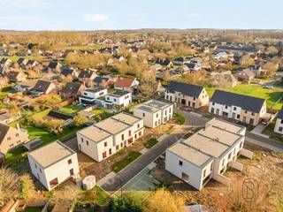 Wonen in het groen, met alles dichtbij: Smeskeshof in Waregem is een kleinschalig nieuwbouwproject met moderne, landelijk geïnspireerde woningen waar ruimte en comfort centraal staan.Elke woning beschikt over 3 of 4 volwaardige slaapkamers en is ontworpen om mee te groeien met je gezin. Extra troef: de zolderverdieping kan je naar wens afwerken tot een 4e of zelfs 5e slaapkamer, hobbyruimte, bureau of speelzolder.Dankzij de nieuwste technieken geniet je van hedendaags wooncomfort en een energiezuinige toekomst. De indeling is praktisch en licht, met aangename leefruimtes en een warme, tijdloze uitstraling.Waarom kiezen voor Smeskeshof?- Moderne, landelijke architectuur- 3 of 4 slaapkamers, uitbreidbaar via zolder- Nieuwste technieken en hedendaags wooncomfort- Rustige ligging in Waregem, met vlotte bereikbaarheidOntdek jouw nieuwe thuis in Smeskeshof; waar stijl, ruimte en toekomstgericht wonen samenkomen. Neem contact op voor plannen, prijzen en beschikbaarheden.