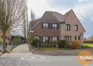 EERSTE KIJKMOMENT – zat. 11/4 vanaf 10u ( op afspraak: 053/60.65.60)LIEDEKERKE - Ontdek deze, deels te renoveren, charmante halfopen bebouwing...