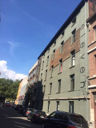 Deze mooie ruime loft geeft het ultieme stadsgevoel op toplocatie op het trendy Zuid te Antwerpen. Via mooie inkom toegang tot de uiterst ruime living en eetkamer op eiken parketvloer. Overal zeer veel lichtinval, uiterst gezellig! Er is een volledig uitgeruste open keuken met eiland, toegang via openslaande deur naar het grote zonneterras op bankirai. Hier zalig vertoeven en veel privacy alsook uiterst rustig. Er is een luxueuze badkamer met ligbad, dubbele lavabo en afzonderlijke douche. Deze loft heeft een goede praktische en functionele indeling. Er is een ruimte voor een groot afzonderlijk bureau. Er zijn 3 grote slaapkamers die allemaal uitkomen op een mooie gang. Er is een tweede badkamer met douche toilet en lavabo. Er is een afzonderlijk toilet met handen-wasser. Ruime berging met aansluiting voor wasmachine. Kortom deze loft heeft ruimte, mooie lichtinval en karaktervolle elementen. Het is de ideale plek voor wie stijlvol wil wonen op toplocatie in de stad!! Een aanrader! PARKING IN HET GEBOUW INBEGREPEN. Kelderberging ook inbegrepen.<br />Vaste kosten 150€/maand.<br />Meer info: www.domus-immobilien.be of 0475/653581. EPC 118KWH/M2 LABEL B certificaatnr.20240129-0003118752-RES-1.
