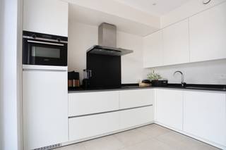 Dit energiezuinig appartement bevindt zich op de 1ste verdieping (met lift) en is gelegen op slechts enkele passen van het centrum.De indeling is als...