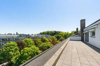 e koop: ruim dakappartement in Antwerpen, op Ter Rivierenlaan, met het prachtige Rivierenhof letterlijk aan je voeten.<br /><br />Dit appartement op de zevende verdieping combineert een unieke ligging met een uitzonderlijke woonervaring. Wonen met het Rivierenhof op wandelafstand betekent dagelijks genieten van rust, groen en recreatie, terwijl de stad dichtbij blijft. Het ruime terras biedt een panoramisch uitzicht over Antwerpen – ideaal voor wie houdt van licht, lucht en een open gevoel. Binnen vind je een loftachtige indeling die de ruimte maximaal benut en een aangename, open sfeer creëert.<br /><br />Belangrijkste ruimtes:<br />• Woonkamer met open haard en veel lichtinval<br />• Keuken met dubbele spoelbak, inductiekookplaat, combi-oven, koelkast, diepvries en dampkap<br />• Slaapkamer met ingemaakte kasten<br />• Badkamer met douche, ligbad en dubbele wastafel in meubel<br />• Nachthal met ingemaakte kasten<br />• Toilet met handenwasser<br />• Inkomhal met videofoon en ingemaakte kasten<br />• Ruim terras met open uitzicht<br /><br />Troeven:<br />• Wonen naast het Rivierenhof – groen en rust binnen handbereik<br />• Panoramisch uitzicht vanaf het ruime terras<br />• Loftachtige indeling voor optimaal ruimtegebruik<br /><br />Neem vandaag nog contact op met je ERA-makelaar voor een bezoek. JOUW DROOMAPPARTEMENT. ZO GEVONDEN!