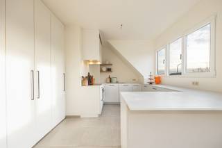 <p><span>Op zoek naar een fris, instapklaar appartement op een toplocatie? Dan zit je hier goed! </span></p><p><span>Dit super lichtrijk appartement met 2 ruime slaapkamers ligt in de rustige woonwijk Schoonbroek, op de tweede verdieping van een kleinschalig gebouw, vlak bij het centrum van Ekeren.</span></p><p><span> </span></p><p><span>Alles wat je nodig hebt, ligt binnen handbereik: winkels, scholen, openbaar vervoer en belangrijke invalswegen. </span></p><p><span>Zin in wat groen of ontspanning? Het Hagelkruispark, natuurgebied Oude Landen en de Put van Ekeren liggen om de hoek.</span></p><p><span> </span></p><p><span>+ EPC B = energiezuinig</span></p><p><span>+ Individuele meters op eigen naam</span></p><p><span>+ Geen bovenburen </span></p><p><span>+ Lage gemeenschappelijke kosten</span></p><p><span>+ Elektriciteit conform</span></p><p><span> </span></p><p><span>Binnenin werd het appartement recent volledig gestript en vernieuwd met moderne, kwalitatieve materialen. </span></p><p><span>Je komt binnen via de inkomhal en loopt door naar de heldere, gezellige leefruimte met een open keuken die volledig is uitgerust. </span></p><p><span>Verder zijn er twee slaapkamers en een stijlvolle badkamer met inloopdouche en handdoekdroger, dubbele wastafel en toilet.</span></p><p><span> </span></p><p><span>Wil je dit appartement eens komen bekijken tijdens het bezoekmoment?</span></p><p><span>Gelieve de aanvraag onderaan de advertentie op <span>www.sinjoor.be</span></span><span> in te vullen en alle vragen op het formulier te beantwoorden. </span></p><p><span>De dossierverantwoordelijke zal nadien contact opnemen.</span></p><p><span> </span></p><p><span> </span></p>