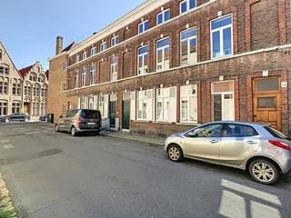 Charmante maison lumineuse à louer dans le centre de Bruges avec 4 chambres, une cour et une terrasse avec vue sur la tour du Hall. La maison est située dans un endroit calme à quelques pas de la place du marché.Disposition : étage supérieur : hall d'entrée - salon - cour de ville - cuisine entièrement équipée - sous-sol spacieux.1°V. : salle de bain avec WC, lavabo et douche.2°V. : 2 chambres spacieuses - terrasse avec vue dégagée.3°V. : 2 chambres spacieuses.Dans l'ensemble : - Prix de location : 825,00 €/mois - Gratuit à partir du 01/02/2026Le moyen le plus rapide pour visiter cette propriété ? Demandez votre visite via le bouton rose de notre site Web (www.dewaele.com) et vous serez contacté.