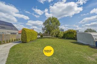 In een rustige omgeving in Bredene, nabij de Sluizenstraat en het begin van de Noord-Edestraat, bevindt zich deze alleenstaande woning op een ruim perceel van maar liefst 1.335 m². De woning combineert een instapklaar, volledig vernieuwd voorste gedeelte (renovatie 2008) met een achterliggend gedeelte dat nog naar eigen smaak kan worden gerenoveerd en ruimte biedt voor meerdere kamers en bergruimte. <br /><br />Het vernieuwde woongedeelte vooraan biedt een aangename en lichtrijke leefomgeving. Via de inkomhal komt u in de ruime leefruimte met mooie parketvloer, gezellige gascassette en indrukwekkende nokhoogte van ca. 6 meter. Aansluitend bevindt zich de eetplaats en de ingerichte keuken met kookeiland en vaste eettafel.<br />Op de verdieping vindt u een ruime slaapkamer en ensuite badkamer met ligbad, toilet en lavabomeubel.<br /><br />Het achterliggende, oudere gedeelte biedt tal van mogelijkheden voor uitbreiding, kangoeroewonen, hobbyruimte of renovatieproject. Dit deel omvat meerdere kamers met onder meer een ruime zolder en kelder onder de voute alsook een loods/garage van ca 80 m².<br /><br />Deze eigendom is perfect voor wie op zoek is naar een woning met reeds comfortabele woonruimte, gecombineerd met bergruimte en uitbreidings/renovatiemogelijkheden, en dit op een ruim perceel op een strategische ligging nabij de kust.<br /><br />Interesse in deze eigendom met tal van mogelijkheden? Contacteer ons voor meer informatie of een bezoek ter plaatse.