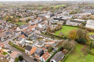 Bent u op zoek naar een interessante investering in het centrum van Ternat (Sint-Katherina-Lombeek)?Wij bieden u deze (bouw)grond met achterliggende...
