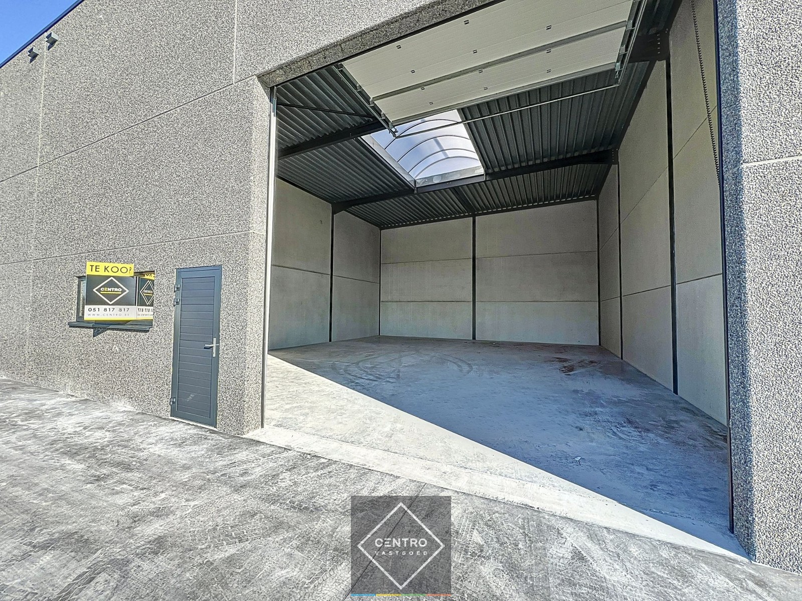 NB MAGAZIJN  216m² (vrije hoogte 7m !) , voorzien van sectionaalpoort, deur, raam en 3 parkeerplaatsen te SLEIHAGE (Oostnieuwkerke). - photo 4