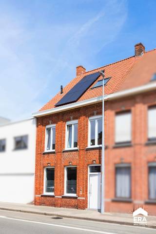 Ruime gezinswoning te koop in PoperingeLocatie en OmgevingDe woning is centraal gelegen in Poperinge, met winkels, scholen en openbaar vervoer op...