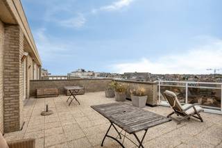 Om de hoek van de Zeedijk, in residentie ELSY II, bevindt zich dit uitstekend onderhouden penthouse (84 m²). De leefruimte heeft veel lichtinval en biedt direct toegang tot een indrukwekkend terras van maar liefst 48 m². Hier geniet u van een prachtig, panoramisch uitzicht over Koksijde.<br />Gelegen op wandelafstand van het bruisende centrum, de winkels en het openbaar vervoer. Gemeenschappelijke fietsenberging in de residentie. <br />Een instapklaar appartement op een centrale locatie!<br /><br />Op zoek naar interessante vastgoedmogelijkheden in Koksijde? Lees dan zeker verder!<br /><br />INDELING<br />> Zesde verdieping:<br />- inkomhal met vestiaire mogelijkheid<br />- lichtrijke leefruimte met toegang tot ruime terras en prachtig panoramisch zicht<br />- afzonderlijke en uitgeruste keuken<br />- badkamer met ligbad en dubbele lavabo met meubel<br />- apart toilet<br />- twee ruime slaapkamers<br /><br />ALGEMEEN:<br />- Gemeenschappelijke fietsenberging aanwezig<br />- Gemeubelde verkoop<br /><br />Bent u op zoek naar een appartement als vaste bewoning of tweede verblijf? Aarzel niet contact op te nemen met de dossierverantwoordelijke Yari Devos via 0491 27 21 85 of yari.devos@dewaele.com.<br /><br />Bestuursmaatregelen in het maatregelenregister: nee