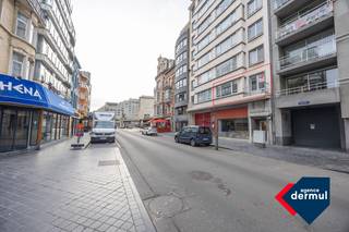 Volledig gerenoveerd appartement op de eerste verdieping met lichte woonkamer en open keuken met aansluitend een praktische berging met plaats...