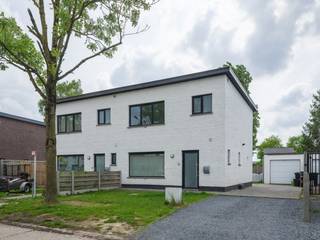 Deze instapklare halfopen bebouwing is rustig gelegen in een aangename woonomgeving in Oostakker. Dankzij de centrale ligging bereikt u in enkele minuten winkels, scholen en horeca.<br /><br />De woning heeft van een uitstekende bereikbaarheid met de nabijheid van de R4 en belangrijke invalswegen, wat zorgt voor een vlotte verbinding richting Gent, Antwerpen en Brussel.<br /><br />De indeling is als volgt: via de inkomhal betreedt u de woning, waar zich een gastentoilet bevindt. Vervolgens komt u in de lichtrijke leefruimte, die aansluit op de keuken. De open keuken met eiland biedt toegang tot de tuin en beschikt over voldoende ruimte.<br /><br />De tuin bestaat uit een aangelegd terras en is volledig afgebakend, dat een aangename private sfeer geeft. Daarnaast is er een aparte garage en oprit waar u meerdere wagens kunt parkeren.<br /><br />Op de eerste verdieping bevinden zich drie slaapkamers en een badkamer, uitgerust met de nodige voorzieningen.<br /><br />Troeven:
<ul>
	<li>Instapklare halfopen bebouwing</li>
	<li>Rustige ligging centraal in Oostakker</li>
	<li>Goede bereikbaarheid via R4</li>
	<li>Aangename tuin met aparte garage</li>
</ul>
<br />Bent u op zoek naar een woning die u volledig naar eigen smaak kan renoveren op een gunstige locatie? Neem dan snel contact op via 0484 14 96 86 of info@oko.immo.