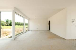 Deze ENERGIEZUINIGE woning is gelegen in het landelijke Hulste (Harelbeke) met name in de Brugsestraat 164A op een perceel grond 488 m² met een bewoonbare oppervlakte van 178 m². <br /><br />PLUSPUNTEN:<br />* AFWERKING NAAR KEUZE <br />* ENERGIEZUINIG | ZONNEPANELEN 8 STUKS<br />* VENTILATIE TYPE D<br />* REGENWATER 10.000 liter<br />* VLOERVERWARMING VIA WARMTEPOMP<br />* 6 % BTW MOGELIJK <br /><br />INTERIEUR:<br />U komt binnen via de inkomhal met een apart gastentoilet. Van hieruit heeft u toegang tot de inpandige garage (20 m²) met achterdeur. De lichtrijke leefruimte (34 m²) biedt een gezellige zit- en eethoek en sluit naadloos aan op de ruimte waar U een open keuken (10 m²) kan installeren. Deze is volledig uitgerust met een koelkast/diepvries, vitro-keramische kookplaat, dampkap, vaatwasser, oven/magnetron met grill en een spoelbak. Aansluitend bevindt zich een praktische berging (2 m²), ideaal voor extra opslag.<br />Op de bovenverdieping vindt u drie ruime slaapkamers (20 m² | 11 m² | 11 m²), een volledig ingerichte badkamer met inloopdouche, ligbad en lavabo met meubel, een apart toilet en een wasplaats (4,5 m²).<br /><br />EXTERIER:<br />De woning beschikt over een aan te leggen tuin, georiënteerd naar het noordoosten. Daarnaast is er private parkeergelegenheid op het eigen terrein. De asluiting met de buren is reeds inbegrepen in de verkoopprijs.