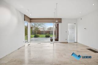 Deze halfopen woning is gelegen in een doodlopende wijk Ter Heide in het centrum van Koekelare.Afgewerkt met hoogwaardige materialen en absoluut...