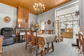 Langs de Meenseweg te Ieper vinden we deze te renoveren woning.Dankzij de centrale locatie is deze woning heel vlot bereikbaar naar de Grote Markt, de ring van Ieper en andere faciliteiten zoals supermarkten, scholen...De woning geniet ook van een uitweg die uitkomt in de Robrecht van Bethunelaan.Indeling:GLV: Inkom - leefruimte opgedeeld in 2 delen - keuken - verranda - apart toilet - bergruimte - badkamer met douche - tuin met koterij en uitwegV+1: Nachthal - 2 slaapkamers waarvan 1 met doorgang naar een badkamerV+2: Nachthal - 2 slaapkamersV+3: ZolderExtra's:* Kachel op stookolie* Uitweg achteraan de woning* Renovatieplicht van toepassing* Zeer centrale locatie* EPC: EDit pand kan onderhevig zijn aan de renovatieverplichting die door de Vlaamse overheid wordt opgelegd voor residentiële gebouwen.Consulteer voor meer informatie de website van het Vlaams Energie- en Klimaatagentschap via https://www.vlaanderen.be/een-woning-kopen/renovatieverplichting-voor-residentiele-gebouwen-vanaf-2023.