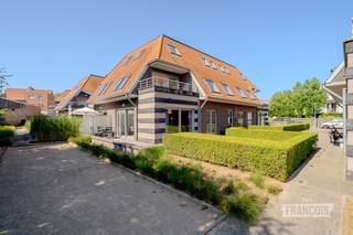 Ontdek ook de andere mogelijkheden in Residentie Duinbos<br /><br />Naast dit appartement zijn er binnen Residentie Duinbos nog verschillende andere appartementstypes beschikbaar, elk met hun eigen indeling, oppervlakte en troeven. Tijdens een bezoek geven wij u graag een overzicht van de verschillende mogelijkheden, zodat u het appartement kunt kiezen dat het best aansluit bij uw wensen.<br /><br />Zeer verzorgd duplex appartement met een bewoonbare oppervlakte van 73 m². Dankzij de praktische indeling, de aangename buitenruimtes en de rustige ligging vormt dit appartement een uitstekende keuze voor zowel eigen bewoning, een tweede verblijf aan zee als een interessante investering.<br /><br />De inkom geeft toegang tot een lichtrijke leefruimte met open keuken, waar de vele raampartijen zorgen voor een aangenaam ruimtegevoel en een optimale lichtinval. Vanuit de leefruimte bereikt u het prachtige terras, waardoor binnen en buiten naadloos in elkaar overlopen en u op elk moment van de dag van de zon of de rust kunt genieten.<br /><br />Verder beschikt het appartement over twee mooie slaapkamers , een verzorgde badkamer en een afzonderlijke berging die extra opbergruimte biedt voor alledaagse spullen.<br /><br />Residentie Duinbos geniet van een bijzonder gegeerde ligging in De Haan. Het strand bevindt zich op wandelafstand en ook de duinen, het groen en de Royal Ostend Golf Club liggen vlakbij. Bovendien bereikt u winkels, restaurants en openbaar vervoer in slechts enkele minuten, waardoor u geniet van een rustige woonomgeving zonder in te boeten aan bereikbaarheid.<br /><br />Bent u op zoek naar een comfortabele woning, een tweede verblijf aan zee of een interessante investering? Neem dan vrijblijvend contact op met Victor via victor@immofrancois.be of telefonisch op +32 470 64 60 28 voor meer informatie.<br /><br />
