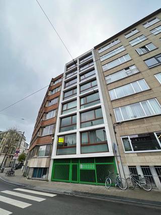 <p>Tussen de wijk Zurenborg en het Groene Kwartier ligt dit recent appartement, op wandelafstand van het station van Berchem, winkels, scholen en andere essentiële voorzieningen.<br /><br />Het pand heeft een apart karakter en bevindt zich feitelijk op een 1ste verdieping vanuit de straatzijde gezien maar achteraan heeft het alle eigenschappen van een gelijkvloers appartement met een <strong>zonnig ruim terras en tuin</strong> die toegang geeft tot de kelderruimte. U hebt dus minder lawaai en meer privacy alsook genot van een privaat terras en tuin. <br /><br />In het pand heeft men een <strong>zeer ruime woonkamer</strong> met <strong>open keuken</strong> voorzien van een gaskookvuur met dampkap, gootsteen, oven, vaatwasser en ijskast. Er is een kast voorzien voor het plaatsen van een microgolfoven. Tussen de keukenruimte en het terras kan een ruimte afgeschermd worden om deze daarna te gebruiken als slaapkamer. <br />Verder een nachthal van waaruit men toegang heeft tot een berging/dressing, berging met aansluiting voor wasmachine, berging met CV-ketel, apart toilet met handwasser, badkamer voorzien van ligbad met douchemogelijkheid en lavabomeubel. Als laatste een slaapkamer met uitzicht op de tuin.<br />Gans het appartement is voorzien van raamdecoratie en verlichtingsarmaturen. Er is een parketvloer aanwezig over gans het appartement.<br />De kelderberging is rechtstreeks verbonden met de tuin.<br /><br />Het gebouw is voorzien van een lift die tot in het appartement komt. Aan de toegangspoort is een fietsenstalling aanwezig.<br />U kunt het pand huren zonder meubels aan 995 euro per maand. Gemeenschappelijke kosten bedragen 200 euro per maand omvattende: minuterie, verbruik en onderhoud lift, onderhoud van de gemeenschappelijke delen, syndicuskosten, onderhoud van privatieve CV-ketel en glazenwasser voor ramen vooraan (2-maandelijks).<br /><br />EPC= 124 kWh/m²/jaar<br /><br />Huurwaarborg: 3 maanden huur via Korfine - Bijdrage huurder plaatsbeschrijving bij intrede: via Rencura</p>