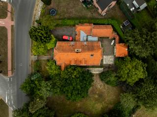 Te moderniseren villa in cottage stijl met 4 slaapkamers (5 mogelijk) en gezellige torenkamer te koop in Sterrebeek.Deze gezellige en bijzondere...