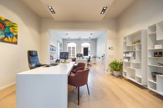 Hertog Makelaars verhuist in 2027 naar een nieuwe locatie in Grimbergen! Daarom verkopen we onze huidige locatie: een gelijkvloerse kantoorruimte in een stijlvol herenhuis, vlakbij het belangrijkste kruispunt van Grimbergen. Het pand bestaat uit één grote, open werkruimte (+/- 45m²), aangevuld met een vergaderzaal, een aparte bureau, een ingerichte keuken, een aparte wc en een berging. De tuin achteraan geeft u ook voldoende ruimte om tijdens de middag buiten te lunchen. Daarnaast horen er ook 2 kelders bij, momenteel in gebruik als archiefruimte. Het dak werd volledig vernieuwd en geïsoleerd (EPC: C) en het kantoor wordt verwarmd met een condenserende gasketel. Geen asbest.