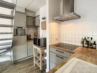 <p><span>Ben je op zoek naar een comfortabel appartement op een toplocatie? Dan is dit gezellige duplexappartement op de Naamsesteenweg precies wat je zoekt. Het appartement bevindt zich op de 3de verdieping en is vlot bereikbaar met de lift. Je woont op wandelafstand van het bruisende centrum van Leuven, recht tegenover Delhaize en een bushalte, met winkels, restaurants, openbaar vervoer en alle dagelijkse voorzieningen binnen handbereik.</span></p>
<p><span>Het appartement beschikt over een lichtrijke leefruimte met een gezellige zithoek en eetplaats, een volledig uitgeruste keuken en een ruime slaapkamer met praktische inbouwkast. De badkamer is voorzien van een douche en lavabo. Bovendien is een autostaanplaats inbegrepen in de prijs – een absolute meerwaarde in Leuven!</span></p>
<p><span>Het pand is momenteel verhuurd aan een goede huurder, wat deze eigendom ook bijzonder interessant maakt als investering.</span></p>
<p><span>Interesse? Neem contact met Alexander via </span><span>alex@sophimo.be</span><span> of 0479 79 86 94!</span></p>