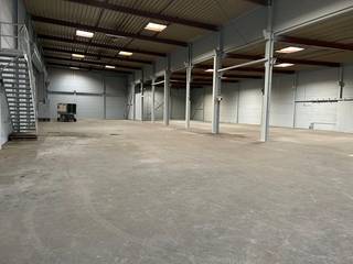 Magazijn van 1275m², gelegen te Lendelede vlakbij de N36.<br /><br />Mooie hoogte van 6m en 8 m. <br />Zone voor kleinschalige, ambachtelijke bedrijfsvoering<br />Maandelijkse huurprijs € 2550+BTW+KI<br />Syndickost van € 75/maand