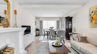 Welkom op de Nielerlaan 77 in As.<br /><br />Bent u op zoek naar een ruime woning op een rustige en aangename locatie in As?<br />Bent u op zoek naar een woning met mogelijkheden die u volledig naar eigen smaak kunt inrichten?<br />Dan is deze woning zeker een bezoek waard!<br /><br />Deze woning werd gebouwd in 1956 en onderging in 1995 een grote renovatie van het interieur.<br />Doorheen de jaren werd deze woning deftig onderhouden.<br />De woning is gelegen op een mooi perceel van 6a 46ca.<br /><br />Troeven:<br />✔ 3 slaapkamers<br />✔ EPC-label C (286 kWh / m²)<br />✔ Verwarming op aardgas (nieuwe doorstromer van 2017)<br />✔ Ramen - dubbel beglazing<br />✔ Ruime woning met verschillende mogelijkheden<br />✔ Gelegen in een aangename omgeving in As<br />✔ Volledig omheinde tuin<br />✔ ...<br /><br />Benieuwd naar de videoreportage?<br />👉 https://player.vimeo.com/video/1217920878<br /><br />Indeling: <br /><br />Kelder<br /><br />Gelijkvloers:
<ul>
<li>Inkomhal</li>
<li>Eetkamer</li>
<li>Woonkamer</li>
<li>Keuken </li>
<li>Berging</li>
</ul>
Verdiep 1:
<ul>
<li>Nachthal </li>
<li>Badkamer</li>
<li>3 slaapkamers</li>
</ul>
Tuin:
<ul>
<li>Veranda</li>
<li>Tuinhuis</li>
<li>Garage</li>
</ul>
Deze woning biedt dankzij de ruime indeling en het mooie perceel heel wat mogelijkheden.<br />Met wat aanpassingen naar eigen wens kunt u hier een aangename gezinswoning creëren, volledig naar eigen smaak en wensen.<br /><br />Documenten:<br />Het grondplan, het EPC-verslag, het asbestattest, de elektrische keuring kan u eenvoudig downloaden in bijlage.<br /><br />Interesse in een bezichtiging?<br />Bel ons via 089 391 555 of mail naar info@frerevastgoed.be.<br /><br />*Opmetingen van de binnenmaten zijn indicatief en kunnen licht afwijken.