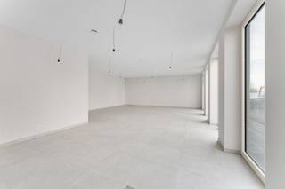 Deze gelijkvloerse handelsruimte van 76m² op commerciële ligging is te koop in Vichte. Het handelspand is gelegen in residentie Rembrandt en...