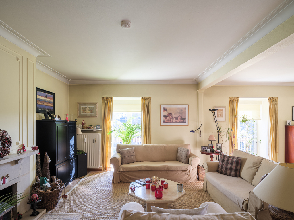 Ruim en stijlvol duplexappartement (bew. opp. ±154 m²) met 3 slaapkamers, gelegen in de standingvolle residentie ‘Versailles’, op slechts 10 minuten van het centrum van Gent. - photo 2