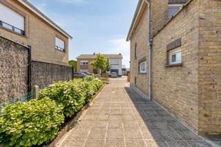 Le long de la Sasstraat à Knokke-Heist, nous trouvons cette villa à vendre située au calme. La villa est située sur un beau terrain ensoleillé de 420 m² dans le quartier très convoité de Knokke-Heist. Grâce à son excellent emplacement, vous pourrez y profiter d'une oasis de paix, tandis que les principales routes d'accès sont facilement accessibles.De plus, la maison se trouve à quelques minutes à vélo de la plage animée, ce qui vous permet de profiter d'une brise marine fraîche à tout moment.En outre, la villa dispose également de 3 chambres, d'un espace de vie lumineux, de nombreuses possibilités de stationnement et d'une terrasse ensoleillée avec jardin.Disposition de la maison :- GLV : Hall d'entrée, salon lumineux avec vue sur le jardin, cuisine spacieuse, salle de bain et garage intérieur avec rangement.- 1er V : Hall de nuit et 3 chambres complètes.- Extérieur : jardin ensoleillé et nombreuses places de stationnement dans l'allée.Bref, un projet d'achat idéal pour ceux qui recherchent une maison familiale, une résidence secondaire ou un investissement rentable à Knokke-Heist !Vous souhaitez plus d'informations ou une visite ? Veuillez contacter notre expert immobilier Arne Vandierendonck au 0493 25 35 85 ou arne.vandierendonck@dewaele.comCe bien est soumis à l'obligation de rénovation imposée par le gouvernement flamand pour les bâtiments résidentiels (sauf en cas de démolition dans les 5 ans suivant l'achat). Pour plus d'informations, veuillez consulter le site web de l'Agence flamande de l'Énergie et du Climat via https://www.vlaanderen.be/een-woning-kopen/renovatieverplichting-voor-residentiele-gebouwenRegistre des mesures: non