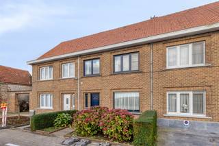 Op de verbindingsweg tussen Oostende en Brugge bevindt zich deze woning met bijzonder veel potentieel. Een ideale keuze voor wie graag nog...