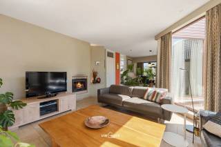 Deze charmante woning is ontworpen met oog voor licht en ruimte, waardoor je optimaal kan genieten van het prachtige uitzicht op de tuin en de omliggende velden. Dankzij de grote raampartijen baadt de woning in natuurlijk licht, wat zorgt voor een aangename en open sfeer.<br />De woning is instapklaar, maar biedt tegelijkertijd nog mogelijkheden om ze naar eigen smaak verder te moderniseren. De ruime leefruimte met gezellige houtkachel vormt het hart van het huis. De recent vernieuwde keuken is volledig uitgerust met alle nodige toestellen en biedt een mooi zicht op de tuin.<br />Verder beschikt de woning over een praktische berging met extra doucheruimte en een garage. Op de bovenverdieping bevinden zich drie volwaardige slaapkamers, een ruime overloop, extra bergruimte en een badkamer.<br />Met twee toiletten, dubbele beglazing en een gunstig EPC is deze woning ook op vlak van comfort en energiezuinigheid een uitstekende keuze. De rustige ligging met open zicht op de velden maakt het plaatje compleet.