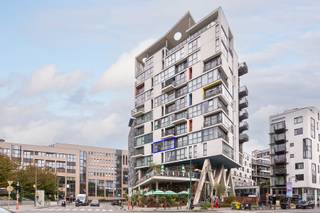 Brussel - In het hart van de Europese wijk - Instapklaar, gemeubelde studio met prachtig uitzicht. Op toplocatie nabij het Leopoldpark, winkels, horeca, zakencentra, openbaar vervoer enz.<br />Het recente architecturale gebouw is kwalitatief gebouwd en zeer goed onderhouden.<br /><br />INDELING:<br />De INKOMHAL biedt toegang tot de BADKAMER voorzien van douche, wastafel en WC.<br />Aansluitend is er de aangename en lichtrijke LIVING met OPEN KEUKEN voorzien van electrische kookplaat, dampkap, wastafel, afwasmachine, wasmachine/droogkast en oven, allen van het kwalitatieve merk SMEG.<br />Grote raampartijen zorgen hier voor een aangenaam open en groen uitzicht.<br /><br />BIJZONDERHEDEN:<br />* Instapklare en met kwalitatief design gemeubelde studio op zeer goede locatie te Brussel met open zicht.<br />* Goed onderhouden gebouw met lage vaste kosten.<br />* Verschillende ingemaakte kasten en maatwerk.<br /><br />Bruxelles - Au cœur du Quartier Européen - Studio meublé, prêt à emménager, avec une vue magnifique. Emplacement idéal à proximité du parc Léopold, des commerces, restaurants, centres d'affaires, transports en commun, etc.<br />L'immeuble, de construction récente et d'architecture soignée, est de grande qualité et parfaitement entretenu.<br /><br />AMÉNAGEMENT :<br />Le HALL D'ENTRÉE donne accès à la SALLE DE BAINS équipée d'une douche, d'un lavabo et de toilettes. Attenant, le séjour lumineux et agréable s'ouvre sur une CUISINE OUVERTE entièrement équipée avec plaques de cuisson électriques, hotte aspirante, évier, lave-vaisselle, lave-linge séchant et four, le tout de la marque haut de gamme SMEG.<br />De grandes fenêtres offrent une vue dégagée et verdoyante.<br /><br />CARACTÉRISTIQUES :<br />* Studio meublé avec du mobilier design de haute qualité, prêt à emménager, dans un emplacement privilégié à Bruxelles avec une vue dégagée.<br />* Immeuble bien entretenu avec de faibles charges.<br />* Nombreux placards intégrés et mobilier sur mesure.