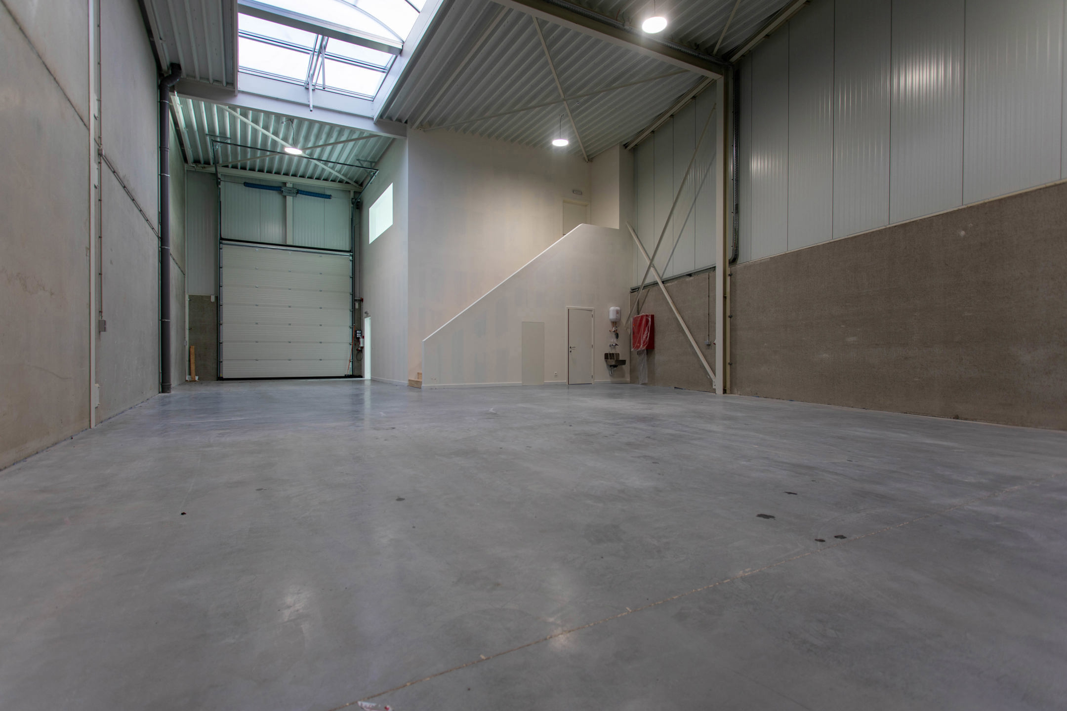 Magazijn 194m² met kantoor van 86m² op glv en 1ste verdieping - foto 5