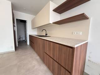 Ontdek dit prachtig, volledig instapklaar appartement op een toplocatie in het hart van Tielt. Het appartement wordt volledig afgewerkt met alle comfort waaronder; schilderwerken, verlichting, gordijnen,.... <br /><br />De ligging is een absolute troef: centraal, op wandelafstand van de Markt van Tielt, en toch geniet u van een rustig woonomgeving in Residentie Noë. <br /><br />Indeling: <br />U komt binnen in een ruimte leefruimte met open keuken. Vanuit de leefruimte heeft u toegang tot het aangenaam, overdekt terras. Verder beschikt het appartement over een praktische berging, nachthal, twee volwaardige slaapkamers, een badkamer en apart gastentoilet. <br /><br />Bij het appartement horen bovendien een ondergrondse autostaanplaats, private berging en drie fietshaken.<br /><br />Het appartement is beschikbaar na voltooiing van de schilderwerken (voorzien september '26).<br />De huurprijs is exclusief de gemeenschappelijke kosten. <br /><br />Bent u op zoek naar een comfortabel en zorgeloos appartement in het centrum van Tielt? Grijp dan deze unieke kans en neem vandaag nog contract met ons op voor een bezoek!<br /><br />EPB in opmaak.