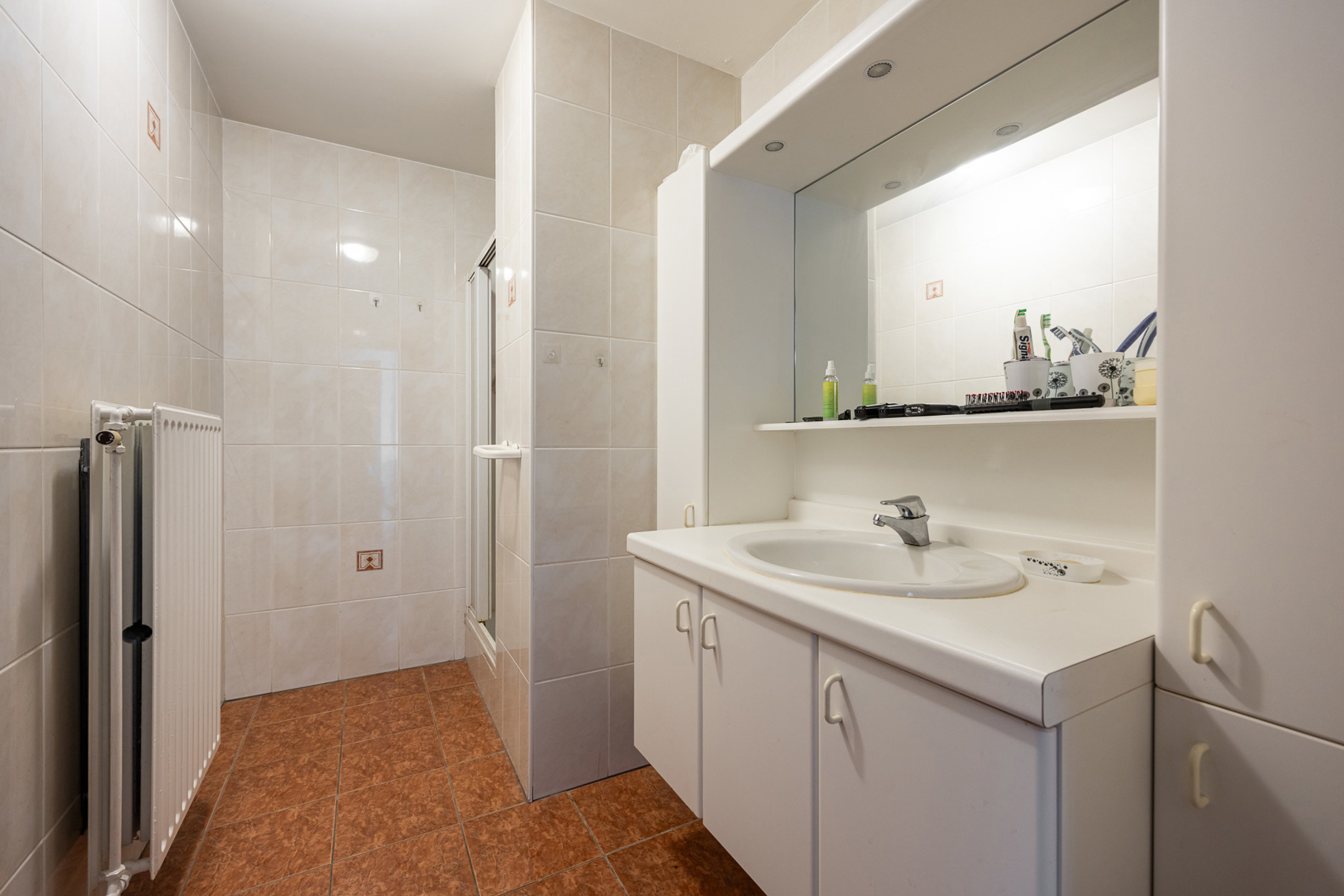 Ruim app met 2 slaapkamers, terras en garagebox. - foto 4