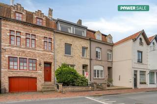 Rare opportunity for those who dream of an investment property or a renovation project in the center of Knokke. In the Smedenstraat in the...